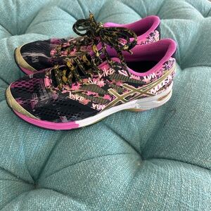 EUC ASICS Women's Gel Tri Noosa 10 - breast cancer edition- size 7